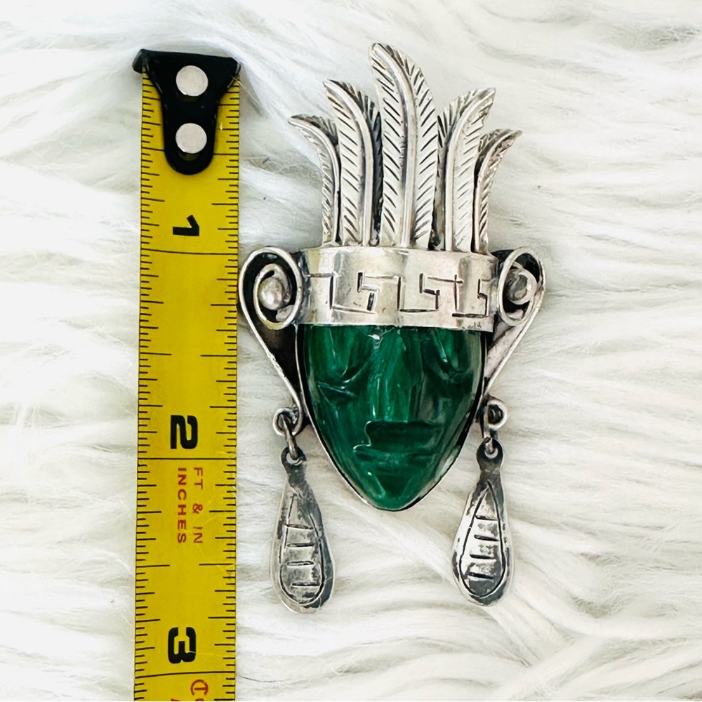 Vintage Taxco Mexican Sterling Mask Brooch Large Green Agate and Stamped Details - Picture 10 of 10